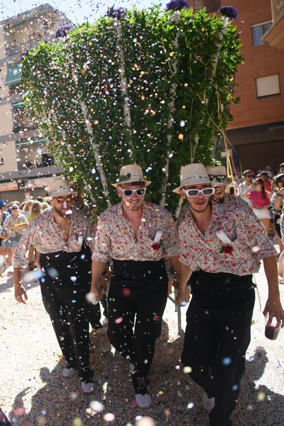 'Cosiers' llevando una albahaca, este jueves,