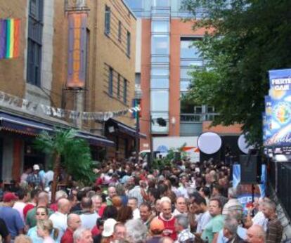 La terraza del club Le Drague durante la semana del orgullo gay de Quebec.