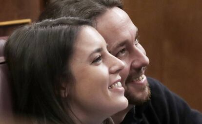 Irene Montero y Pablo Iglesias, en sus escaños del Congreso. 