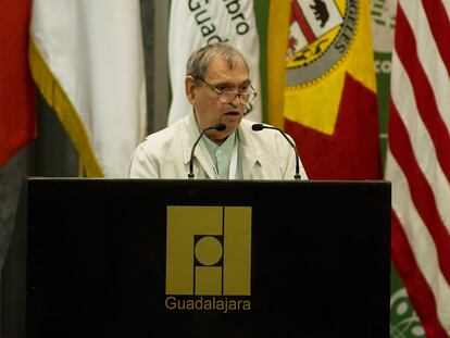El poeta venezolano Rafael Cadenas, en la Feria Internacional del Libro de Guadalajara en 2009.