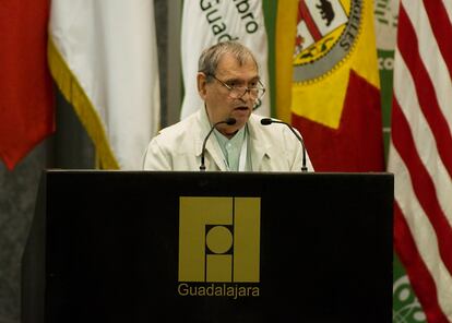 El poeta venezolano Rafael Cadenas, en la Feria Internacional del Libro de Guadalajara en 2009.