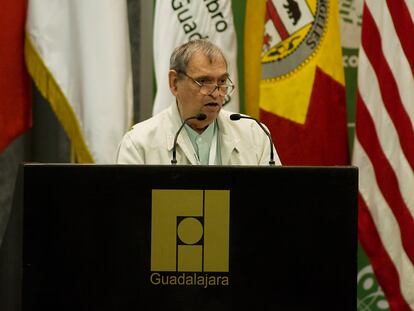 El poeta venezolano Rafael Cadenas, en la Feria Internacional del Libro de Guadalajara en 2009.