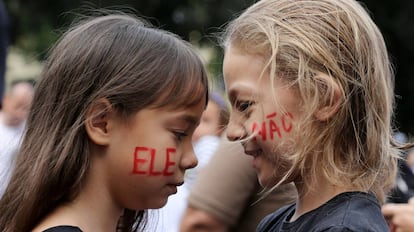 Duas meninas nos protestos #Elenão, em 29 de setembro, no Rio.