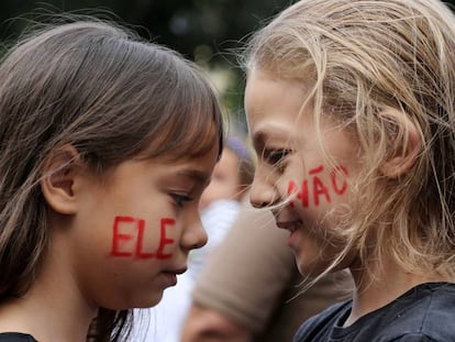 Duas meninas nos protestos #Elenão, em 29 de setembro, no Rio.