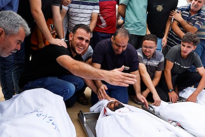 Un hombre se lamenta durante el funeral de palestinos fallecidos tras los ataques israelíes, este miércoles.