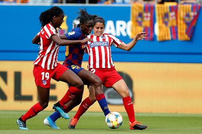 La barcelonista Oshoala (c), entre las atlticas Tounkara (i) y Robles, en un partido de la Liga Iberdrola. EFE