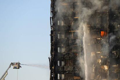 Ainda não se sabe as causas do incêndio, que consumiu rapidamente o edifício residencial.