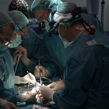 Dvd931(11/01/19)Intervención quirurgica del doctor Manuel López Santamaría acompañado de su equipo en el Hospital Universitario La Paz , Madrid Foto: Víctor Sainz