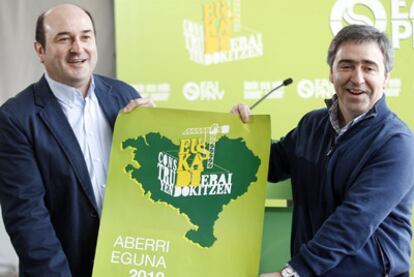 Los dirigentes del PNV Andoni Ortuzar y Joseba Urrekoetxea muestran el cartel del Aberri Eguna.
