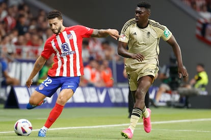 Samu Omorodion trata de obstaculizar a Mario Hermoso durante el Atlético-Granada disputado el pasado lunes en el estadio Civitas Metropolitano.