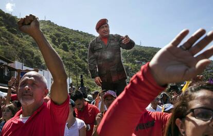 Un grupo de manifestantes lleva una imagen de Hugo Chávez en La Guaira.