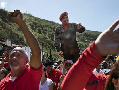 Un grupo de manifestantes lleva una imagen de Hugo Chávez en La Guaira.