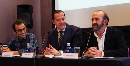 Ramón Espacio, presidente de Cesida; Javier Anitua, director de relaciones institucionales de Mylan; y Santiago Moreno, jefe de servicio de enfermedades infecciosas del Hospital Ramón y Cajal.