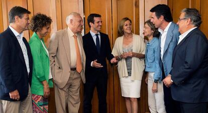 Pablo Casado junto a varios cargos del PP.