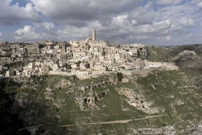 La ciudad de Matera desciende por la garganta del río Gravina, en cuya roca hay barrios enteros de cuevas excavadas, llamados <i>sassi,</i> algunas de las cuales se están reconvirtiendo en habitaciones de hotel.