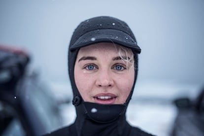 Emilie Klerud, da Noruega, posa para um retrato em Unstad, nas Ilhas Lofoten.