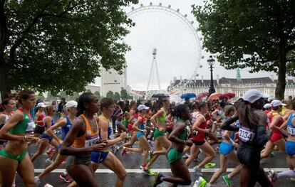 El London Eye (al fondo) observa la prueba de la maratón.