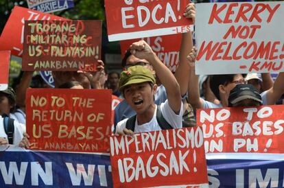 Un activista grita consignas contra Estados Unidos durante una protesta que coincide con la visita del actual Secretario de Estado de los Estados Unidos en Manila, Filipinas.