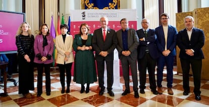 Pie de foto: El alcalde de Málaga, Francisco de la Torre, en el centro, junto con la vicepresidenta segunda de la Diputación de Málaga, Natacha Rivas; la delegada del Gobierno de la Junta de Andalucía, Patricia Navarro; y la directora general de PRISA Audio, María Jesús Espinosa de los Monteros, acompañados de directivos y representantes de PRISA en la presentación de los 65 nominados a los II Premios Ondas Globales del Podcast.