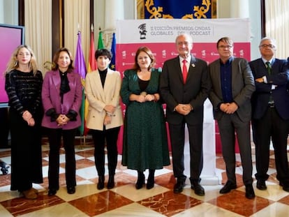 Pie de foto: El alcalde de Málaga, Francisco de la Torre, en el centro, junto con la vicepresidenta segunda de la Diputación de Málaga, Natacha Rivas; la delegada del Gobierno de la Junta de Andalucía, Patricia Navarro; y la directora general de PRISA Audio, María Jesús Espinosa de los Monteros, acompañados de directivos y representantes de PRISA en la presentación de los 65 nominados a los II Premios Ondas Globales del Podcast.