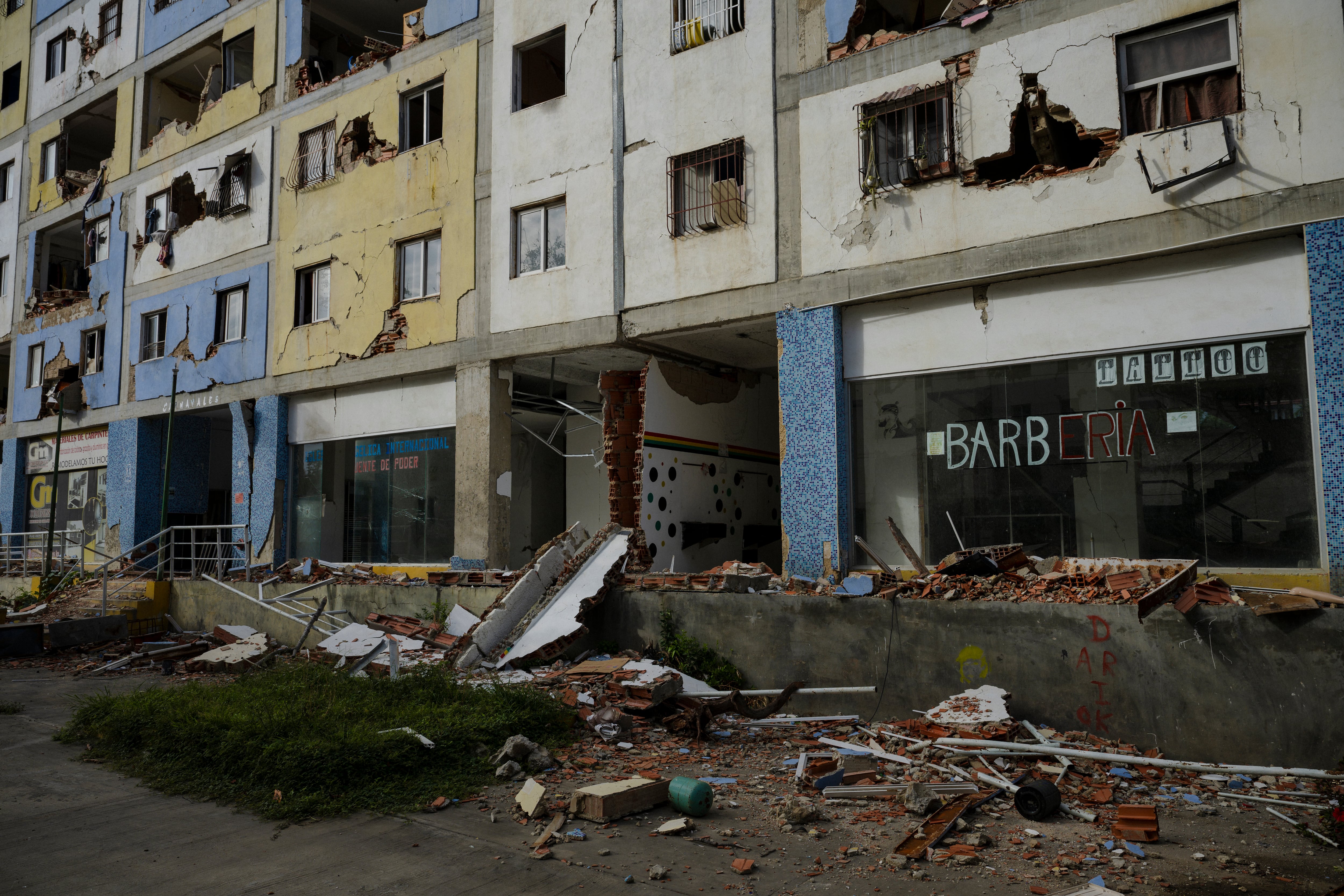 Vista de un edificio afectado por el terremoto, donde funcionaban varios comercios.