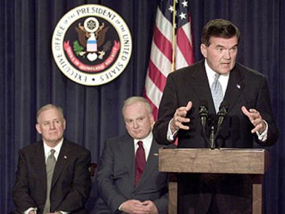 El jefe del Departamento de Seguridad Interior, Tom Ridge, presenta al asesor en temas de seguridad, Richard Clarke (en el centro), el 9 de octubre de 2001.