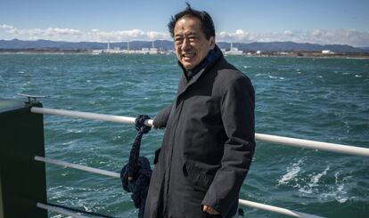 Naoto Kan, a bordo del 'Rainbow Warrior', frente a la central de Fukushima.