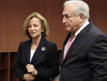 Elena Salgado y Dominique Strauss-Kahn, durante una reunión en Bruselas, en diciembre.