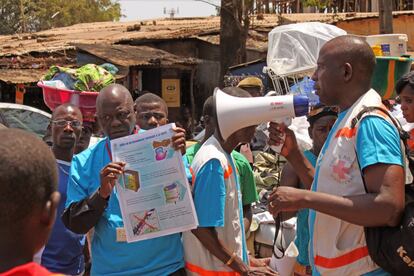Las autoridades sanitarias de Guinea se enfrentan a una "epidemia sin precedentes" y han organizado una campaña en la que informan a los habitantes de Conakry sobre cómo prevenir la infección