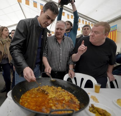 Pedro Sánchez con dos de las cosas que levantan más discusiones entre los españoles: una cazadora de cuero y una paella.