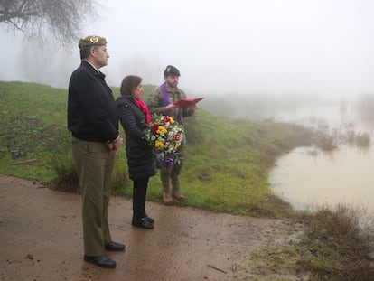 La ministra de Defensa, Margarita Robles, durante el homenaje a los dos militares ahogados, el día 4 en el embalse de la base de Cerro Muriano.