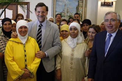 Mariano Rajoy, con el presidente de Melilla, José Imbroda, y varias mujeres musulmanas.