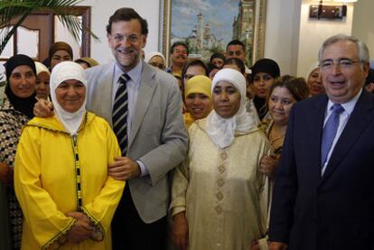 Mariano Rajoy, con el presidente de Melilla, José Imbroda, y varias mujeres musulmanas.