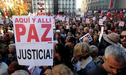 Centenares de personas se concentran durante la manifestación contra la guerra y el terrorismo en la plaza del Museo Reina Sofía.