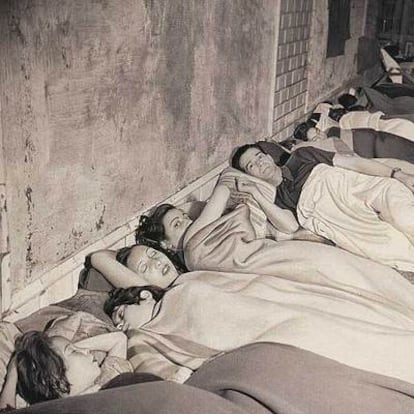 Ciudadanos durmiendo en el metro de Barcelona en 1938. Fotografía de Jean Moral recogida en el libro 'Kessel / Moral. Dos reporteros en la Guerra Civil española', de Michel Lefebvre.