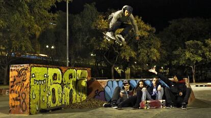 Un grupo de &#039;skaters&#039; practicando patinaje por la noche en el Jard&iacute;n del Turia, en Valencia. 