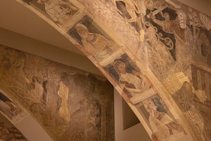 Aspecto de la sala donde el MNAC expone las pinturas murales de la sala capitular de Sijena.