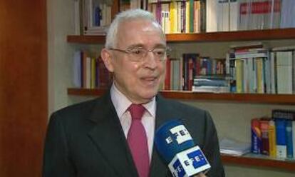 El presidente de la Asociación Española de la Banca (AEB), Miguel Martín, durante unas declaraciones a la Agencia Efe. EFE/Archivo