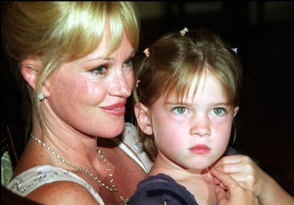 Melanie Griffith y su hija Stella del Carmen, en Málaga en agosto de 2001.