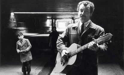 Georges Brassens, retratado con su guitarra y su pipa en plena calle por Robert Doisneau en 1952.