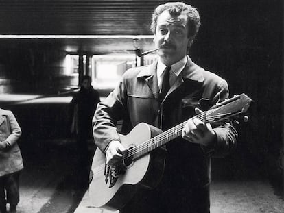 Georges Brassens, retratado con su guitarra y su pipa en plena calle por Robert Doisneau en 1952.