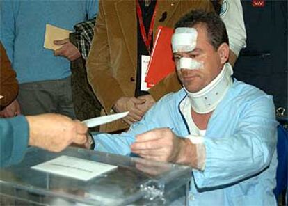 Cayetano Abad emite su voto tras ser trasladado desde el hospital Doce de Octubre.