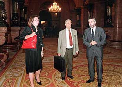 Los síndicos Montserrat de Vehí, Jacint Ros y Josep M. Carreras, el pasado viernes en el Parlament.