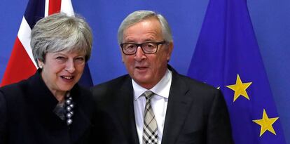 Theresa May junto a Jean-Claude Juncker. 