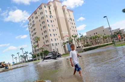 Un ni&ntilde;o camina por calles inundadas despu&eacute;s del paso del Hurac&aacute;n Matthew en las playas de Atlantic Beach, a 15 millas de distancia de la ciudad de Jacksonville, Florida (Estados Unidos).