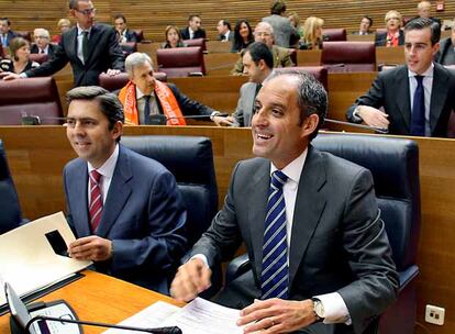 Francisco Camps y Vicente Rambla, ayer, en las Cortes