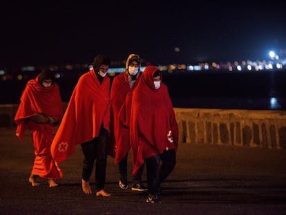 Desembarco de 32 personas de origen magrebí el pasado domingo en el muelle de La Cebolla, en Arrecife (Lanzarote).