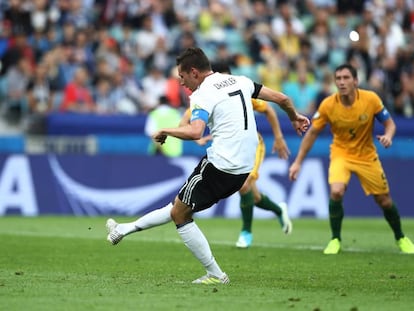 Draxler marca de penalti el segundo gol de Alemania.