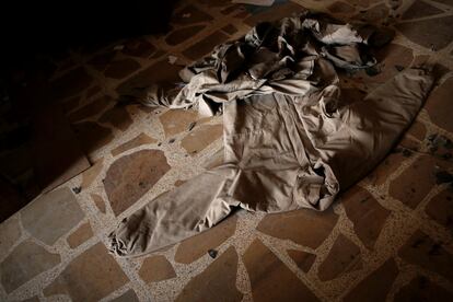 La ropa olvidada del Estado Islámico se acumula en una de las habitaciones del recinto.