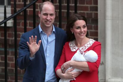 Primeras imágenes del príncipe Guillermo y Kate Middleton con su tercer hijo frente al hospital St. Mary de Londres. 